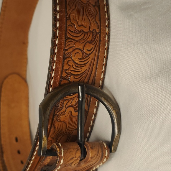 Sold - Tony Lama Belt 34 Tooled Floral Leather Western USA - Picture 2 of 8